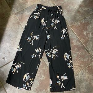 Like new! Floral ankle length paper bag pants
